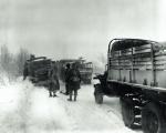 Amerykańskie pojazdy na drodze w Belgii, 19 grudnia 1945 r. 