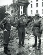 Generałowie Bradley, Eisenhower i Patton w odblokowanym Bastogne, styczeń 1945 r. 