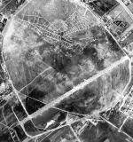 Niemieckie zdjęcie z 17 września 1944 roku. Główny pas Okęcia z dziurami po eksplozjach zakopanych bomb nie nadaje się do użytku. Linie, jakby grzebieniem robione, to głębokie zaorania, na których zaryłby się każdy samolot. To obrona przed sowieckim desantem lotniczym, którego nigdy nie było  (archiwum zygmunta walkowskiego)