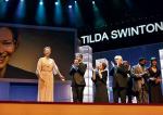 Tilda Swinton, przewodnicząca jury, podczas ceremonii otwarcia 59. Berlinale 