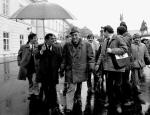 Ekipa solidarnościowa w drodze na obrady 6 lutego 1989 r. Na czele Lech Wałęsa i Tadeusz Mazowiecki 
