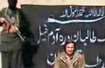 Kadr z filmu pokazującego egzekucję Piotra S. dostarczonego agencji Reuters przez talibów