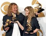 Alison Krauss i Robert Plant trzymają wspólnie zdobyte statuetki