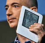 Jeff Bezos z Amazona prezentuje nowy gadżet – Kindle 2. Udoskonalony czytnik pozwala na przeglądanie zawartości tysięcy książek, gazet i blogów 