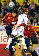 Mecz w Sewilli. Sergio Ramos (z lewej), Emile Heskey i Raul Albiol