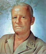 Admirał Chester Nimitz, dowódca sił sprzymierzonych na obszarze Pacyfiku, 1945 r