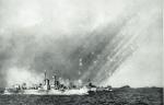 Amerykańskie okręty desantowe LSM-R ostrzeliwują Okinawę rakietami, kwiecień 1945 r. 