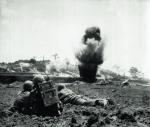 Marines z 6. Dywizji wysadzają japoński punkt oporu