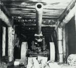 Ukryte w drewniano-ziemnym bunkrze japońskie działo kal. 150 mm na Okinawie 