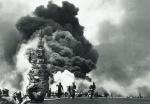 Płonący lotniskowiec USS „Bunker Hill” po ataku kamikaze, 11 maja 1945 r. 