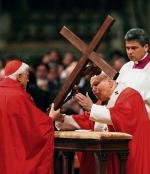  Jan Paweł II i kardynał Ratzinger.  Wielki Piątek 2004 r. (fot: Gregorio Borgia)