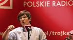 Krzysztof Skowroński kieruje Programem III Polskiego Radia. Stacja reklamuje się m.in. sloganem „Trójka i usłyszysz więcej”  