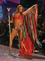 Tyra Banks (w bieliźnie Victoria’s Secret)