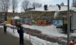 Robotnicy usuwają śnieg ze sfuszerowanego dachu nad lodowiskiem w Ośrodku Sportu i Rekreacji przy ul. Rokosowskiej