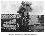 Rosjanie przed opuszczeniem Warszawy w sierpniu 1915 r. rozerwali miasto na dwie połowy, niszcząc wszystkie przeprawy. Na zdjęciu: moment wysadzenia w powietrze jednego z kolejowych mostów przy Cytadeli