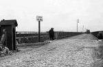 1926 r. Górna część dwupoziomowego mostu przy Cytadeli. Napis na tabliczce głosi: „Jechać powoli. Palenie surowo wzbronione”. Co prawda most był  ze stali, ale nawierzchnia drewniana,  w każdej chwili mogła się  zapalić