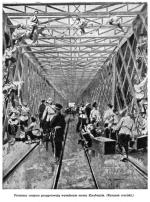 Rysunek z epoki przedstawiający carskich  saperów minujących most Kierbedzia. Podobno warszawiacy płakali, kiedy go wysadzano. Naprawili go kajzerowscy inżynierowie, wstawiając w miejsce dwóch wysadzonych kratownicowych przęseł – dwa łukowe. Te przetrwały do 1944 r.