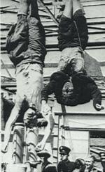 Zwłoki Mussoliniego i Clary Petacci powieszone na Piazza Loretto w Mediolanie,  29 kwietnia 1945 r.