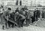 Mieszkańcy Berlina budują zapory przeciwczołgowe, marzec 1945 roku