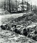 Dwaj niemieccy żołnierze ukryci w okopie z pancerfaustami czekają na sowieckie czołgi