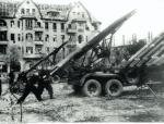 Ładowanie sowieckich katiusz na Amsterplatz w Berlinie, 24 kwietnia 1945 r. 