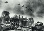 Sowieckie bombowce nad płonącym Reichstagiem, 30 kwietnia 1945 r. 