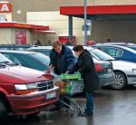 Litwini zatrzymują się na zakupy już przy jednym ze sklepów, znajdującym się przy drodze prowadzącej od granicy