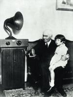 Emil Berliner słucha gramofonu swego wynalazku 