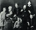 Rodzina Uljanow. Od lewej do prawej stoją: Olga, Aleksander i Anna. Siedzą od lewej: Maria, jej mała córeczka Maria, Dymitr, Ilja i Włodzimierz 