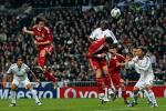 Yossi Benayoun (drugi z lewej) skoczył wyżej niż wysocy pomocnicy Realu. Liverpool jest bliżej awansu do ćwierćfinału - fot: Paul Ellis