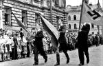 Przemarsz ukraińskich ochotników dywizji SS Galizien 18 lipca 1943 r. we Lwowie. Według polskich historyków to m.in. żołnierze tej dywizji mordowali Polaków w lutym 1944 r. w Hucie Pieniackiej