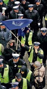 Minister nie przekonał policjantów do zmian – mówi Antoni Duda, szef NSZZ Policjantów. Na zdjęciu protest funkcjonariuszy  19 lutego w Krakowie