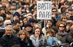 Protest   przeciwko ingerencji papieża  w sprawę Eluany Englaro. Tymczasem watykański  minister  zdrowia Javier Lozano  Barragan twierdzi: „Kto zabija niewinną osobę, popełnia zbrodnię. Jeśli Beppino  Englaro zabił swoją córkę, jest mordercą”