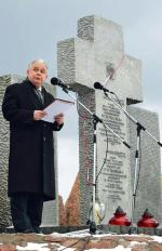 Lech Kaczyński przy krzyżu upamiętniającym pomordowanych  w Hucie Pieniackiej za zbrodnię obwinił dwa totalitaryzmy