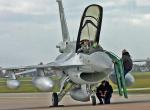 ≥Wyszkolenie techników obsługujących F-16 kosztuje 0,5 – 1 mln zł (na zdjęciu obsługa naziemna w listopadzie 2006 r. na lotnisku w Krzesinach przy jednym z pierwszych polskich jastrzębi)