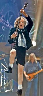 Angus Young,  choć dobiega sześćdzie-siątki, podczas koncertu  w Lipsku jak zwykle kipiał energią. AC/DC wystąpiło  w Polsce tylko raz  w 1991 r. Obecna trasa ominie nasz kraj,  z powodu braku odpowiedniej sali  i stadionu. Grupa zagra w Pradze  18 marca,  a 23 bm. – w Budapeszcie