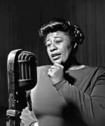 Ella Fitzgerald dysponowała głosem‚ który odbiera się w fizyczny sposób