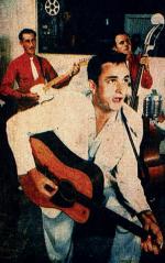Johnny Cash  na zdjęciu  z początków kariery,  wyjątkowo  w białej marynarce.  Później na scenie  ubierał się  już wyłącznie  na czarno.
