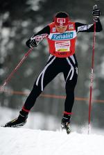 Justyna Kowalczyk  w czerwonej kamizelce liderki klasyfikacji Pucharu Świata na dystansach. Polka wygrała w tym sezonie cztery biegi PŚ. W całej karierze – sześć