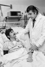 Prof. Zbigniew Religa przeprowadził pierwszy w Polsce udany przeszczep serca.  Na zdjęciu w grudniu 1985 r., 20 dni po operacji z pacjentem Zygmuntem Chruszczem 