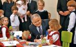 Prezydent Lech Kaczyński zawetował ustawę, która zakładała m.in. obniżenie wieku szkolnego.  Na zdjęciu podczas ubiegłotygodniowego spotkania z rodzicami przeciwnymi reformie z ruchu „Ratujmy maluchy”