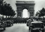 Amerykanie wkraczają do wyzwolonego Paryża, koniec sierpnia 1944 r. 