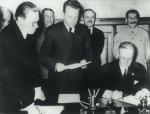 Ribbentrop podpisuje układ Trzeciej Rzeszy z ZSRR w sierpniu 1939 r.