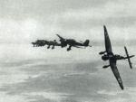 Bombowce Ju-87 (tzw. sztukasy) szykują się do bombardowania w locie nurkowym 
