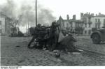 Oddział niemiecki walczy na ulicy jednego z polskich miast 