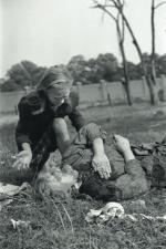Dziecko nad ciałem matki – ofiary niemieckiego nalotu w Warszawie