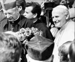 Czy papież Polak  jeszcze jako kardynał miał objąć funkcję prymasa po kardynale  Wyszyńskim? Na zdjęciu pierwsza  pielgrzymka  Jana Pawła II  do Polski  w 1979 r.