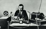 Guglielmo Marconi przy swoim aparacie radiowym