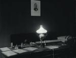 Pomieszczenie, w którym drukowano w Łodzi „Robotnika”– biurko, kosz, otomana, na ścianie portret Romualda Traugutta