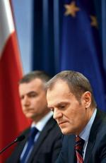 Ta sytuacja dyskwalifikuje senatora Misiaka – uważa Donald Tusk. Na zdjęciu na konferencji z rzecznikiem rządu Pawłem Grasiem  
